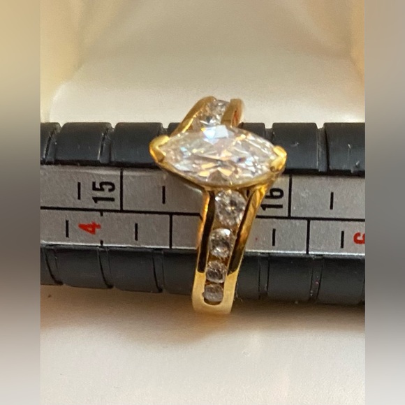 Avon Cubic Zirconia Marquise - Picture 2 of 9